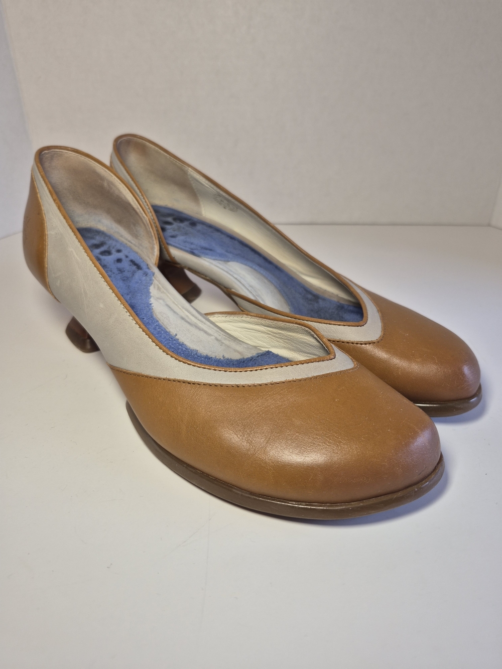 Vtg Inspired FLUEVOG Brown + Cream Cut Out Detail Inverted Kitten Heel Size 8.5